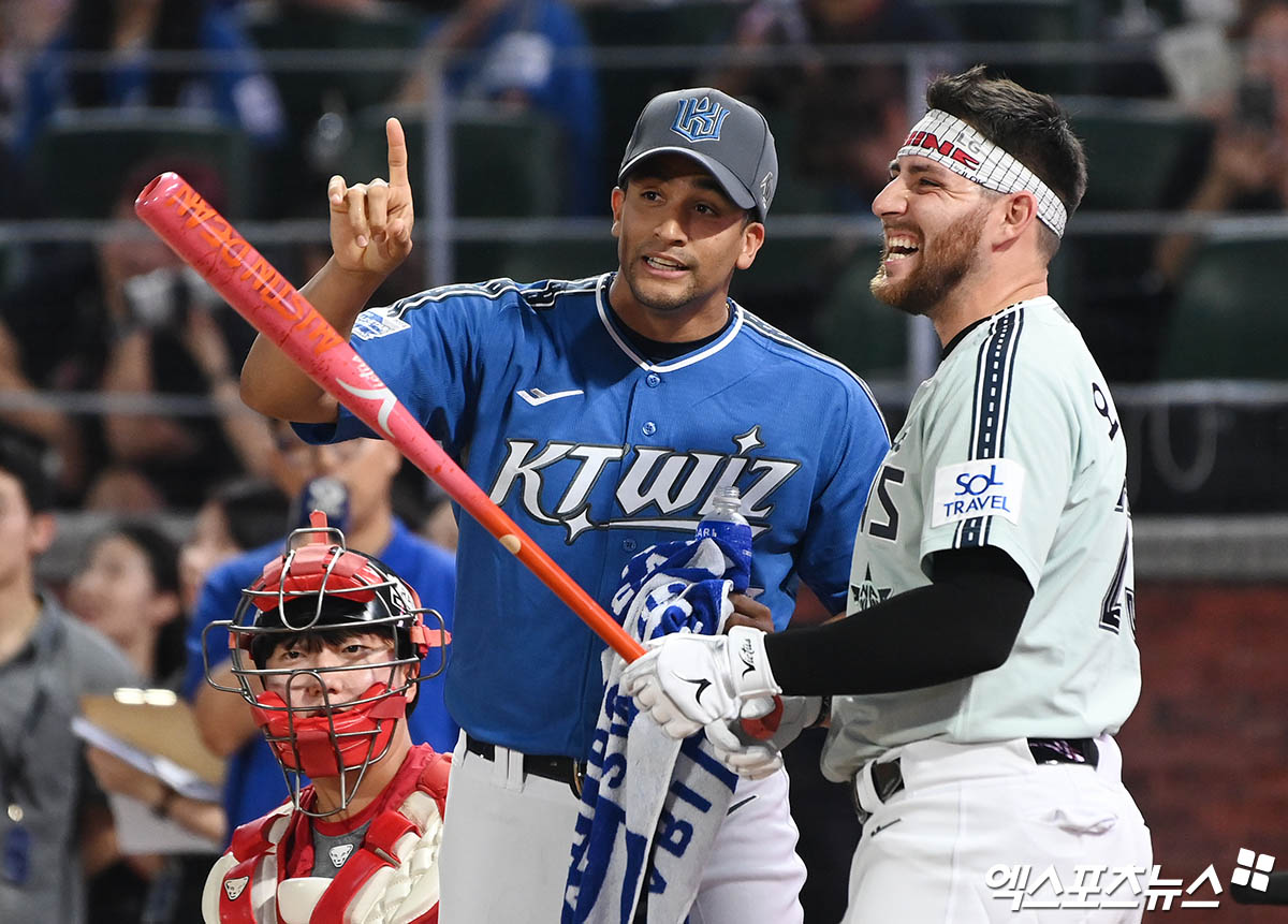 LG 내야수 오스틴(오른쪽)은 5일 인천 SSG랜더스필드에서 열린 '2024 신한 SOL Bank KBO 리그 올스타전 프라이데이' 컴투스프로야구 홈런더비 결선에 진출해 결선 4홈런 뒤 서든데스로 우승을 손에 넣었다. 인천, 박지영 기자