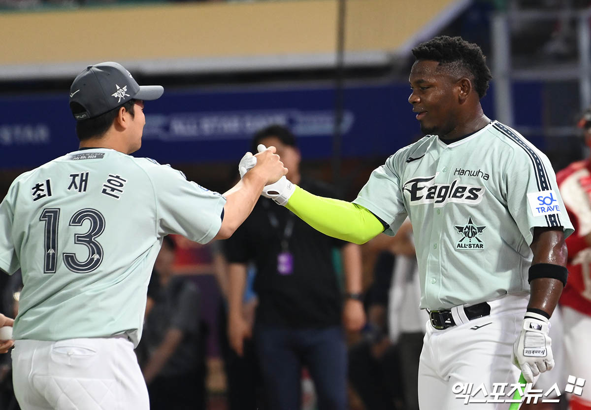 한화 외야수 페라자(오른쪽)는 5일 인천 SSG랜더스필드에서 열린 '2024 신한 SOL Bank KBO 리그 올스타전 프라이데이' 컴투스프로야구 홈런더비 결선에 진출해 결선 4홈런 뒤 서든데스에 나섰지만, 패했다. 인천, 박지영 기자