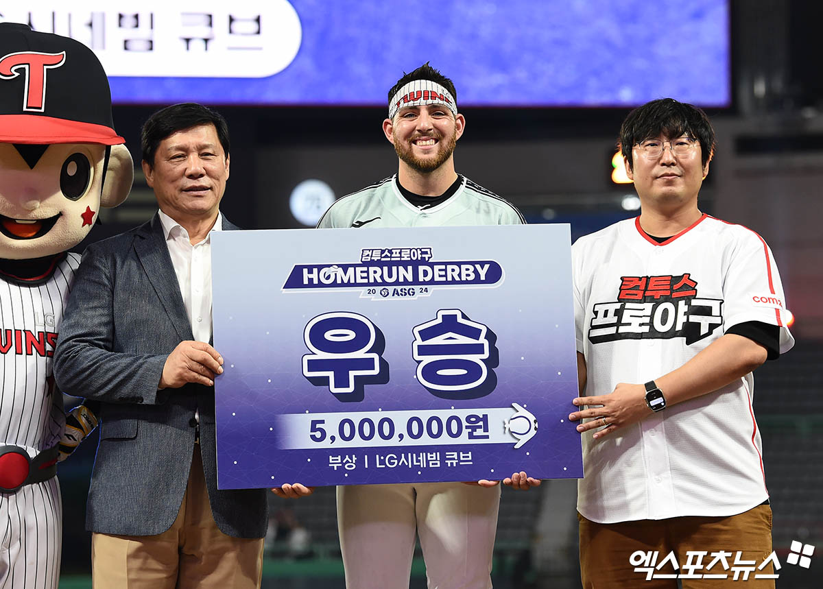 LG 외인 타자 오스틴 딘이 5일 인천 SSG랜더스필드에서 열린 '2024 신한 SOL Bank KBO 리그 올스타전 프라이데이' 홈런더비에서 우승을 차지한 뒤 시상식에서 포즈를 취하고 있다. 인천, 박지영 기자