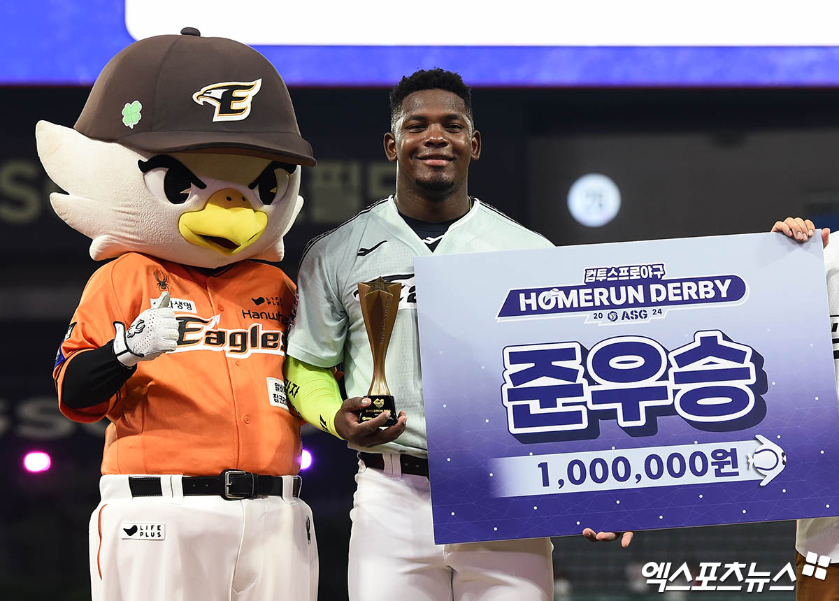 한화 외인 타자 요나단 페라자가 5일 인천 SSG랜더스필드에서 열린 '2024 신한 SOL Bank KBO 리그 올스타전 프라이데이' 홈런더비에서 준우승을 차지한 뒤 시상식에서 포즈를 취하고 있다. 인천, 박지영 기자