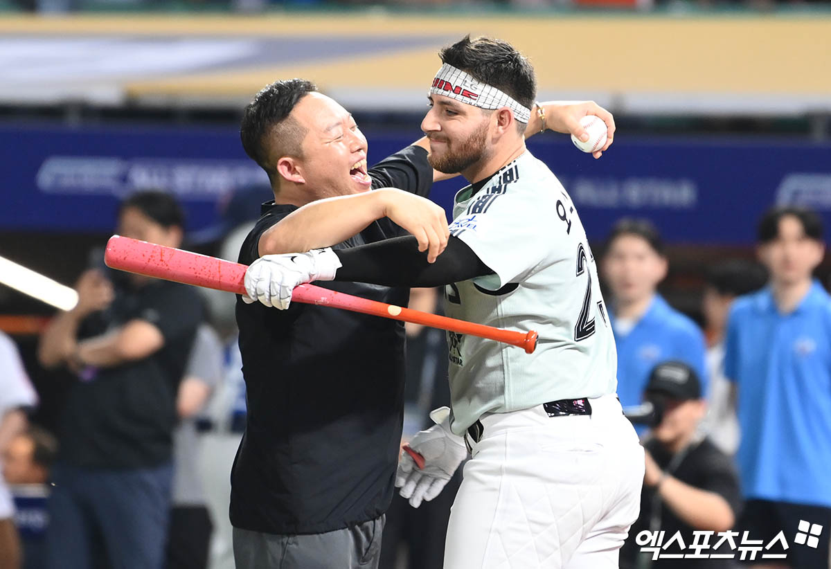 5일 오후 인천 SSG랜더스필드에서 열린 '2024 신한 SOL Bank KBO 올스타 프라이데이' 홈런더비, LG 오스틴이 한화 페라자와 서든데스 끝에 홈런왕에 등극했다. 오스틴이 매니저와 기쁨을 나누고 있다. 인천, 박지영 기자