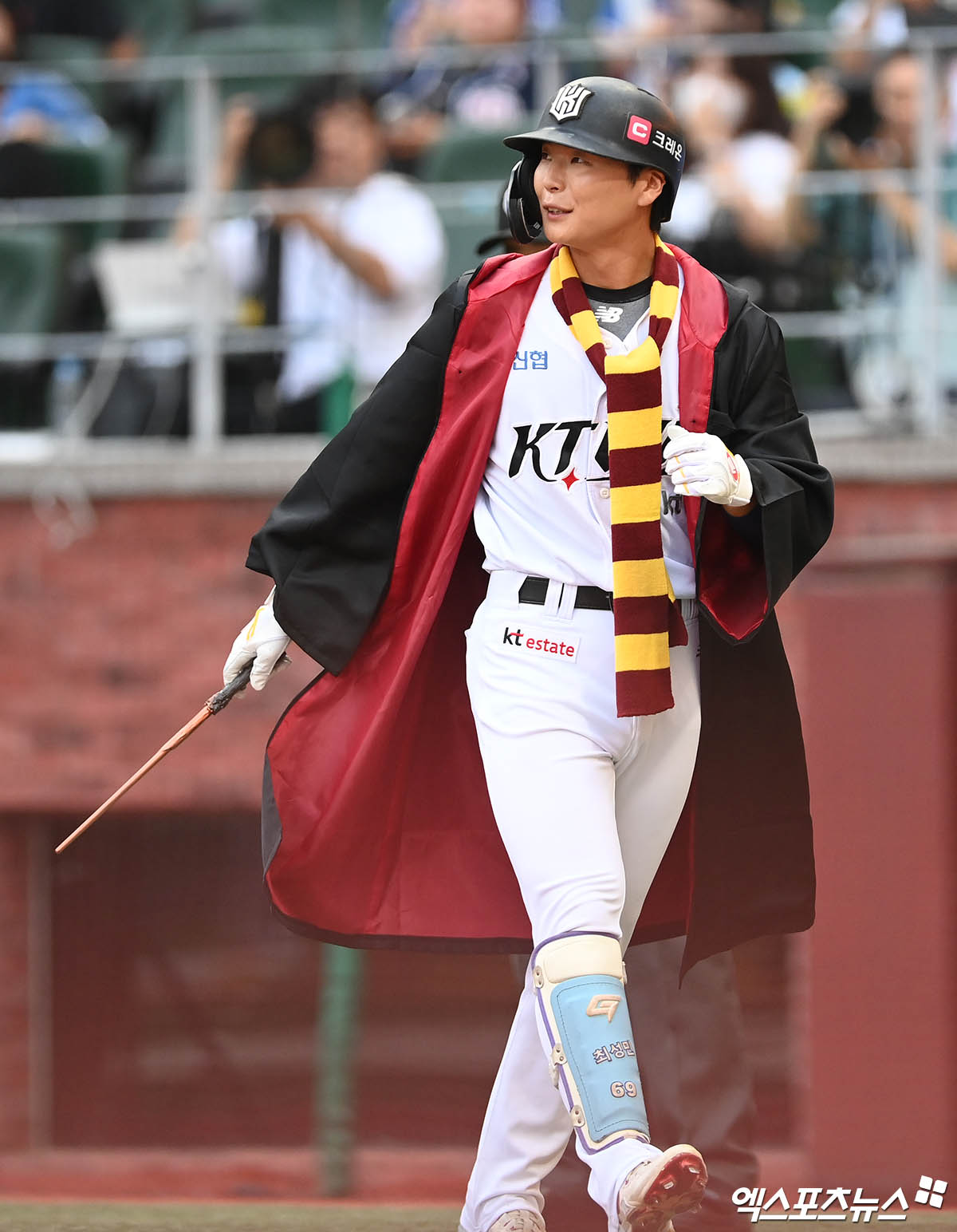 5일 오후 인천 SSG랜더스필드에서 열린 '2024 신한 SOL Bank KBO 올스타 프라이데이' 퓨처스 올스타전 남부와 북부의 경기, 4회말 1사 북부 최성민이 마법사 분장을 하고 타석에 들어서고 있다. 인천, 박지영 기자