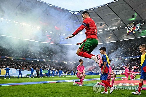 포르투갈이 6일(한국시간) 독일 함부르크에 있는 폭스파르크슈타디온에서 열린 프랑스와의 대회 8강전에서 승부차기 끝에 패해 탈락했다.   호날두의 마지막 유로였던 이번 대회에서 포르투갈은 아깝게 승부차기에서 무릎을 꿇으면서 2016년 대회 이후 통산 두 번째 유로 우승 도전에 실패했다. 호날두는 이번 대회를 득점 없이 마무리했다. 연합뉴스