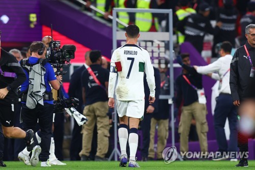 포르투갈이 6일(한국시간) 독일 함부르크에 있는 폭스파르크슈타디온에서 열린 프랑스와의 유럽축구연맹(UEFA) 유로 2024 8강전에서 승부차기 끝에 패해 탈락했다. 호날두는 국제 대회에서 또다시 자취를 감추며 포르투갈에 좌절을 안겼다. 연합뉴스