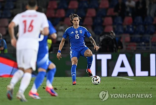 이적시장 전문 기자 파브리치오 로마노가 지난 5일(한국시간) 자신의 사회관계망 서비스(SNS) X를 통해 아스널이 볼로냐 수비수 칼라피오리와 개인 합의를 맺었다고 전했다. 칼라피오리가 아스널 입단을 원하고 있고 이적료 협상이 진행 중이다. 연합뉴스