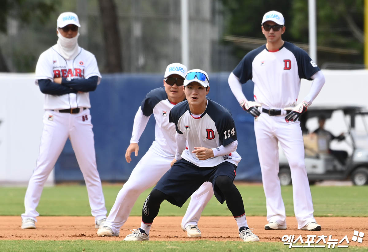 14일 호주 시드니 블랙타운 베이스볼 스타디움에서 2024 두산 베어스 스프링캠프가 진행됐다. 두산 전다민이 주루 훈련을 하고 있다. 엑스포츠뉴스 DB