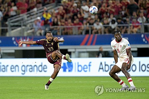 미국 출신 제시 마치 감독이 이끄는 캐나다 축구 국가대표팀이 6일 미국 텍사스주 알링턴에서 열린 베네수엘라와의 대회 8강전에서 승부차기 끝에 승리하며 사상 첫 준결승에 진출했다. 연합뉴스