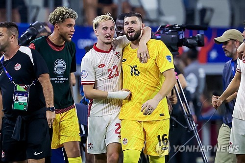 미국 출신 제시 마치 감독이 이끄는 캐나다 축구 국가대표팀이 6일 미국 텍사스주 알링턴에서 열린 베네수엘라와의 대회 8강전에서 승부차기 끝에 승리하며 사상 첫 준결승에 진출했다. 연합뉴스