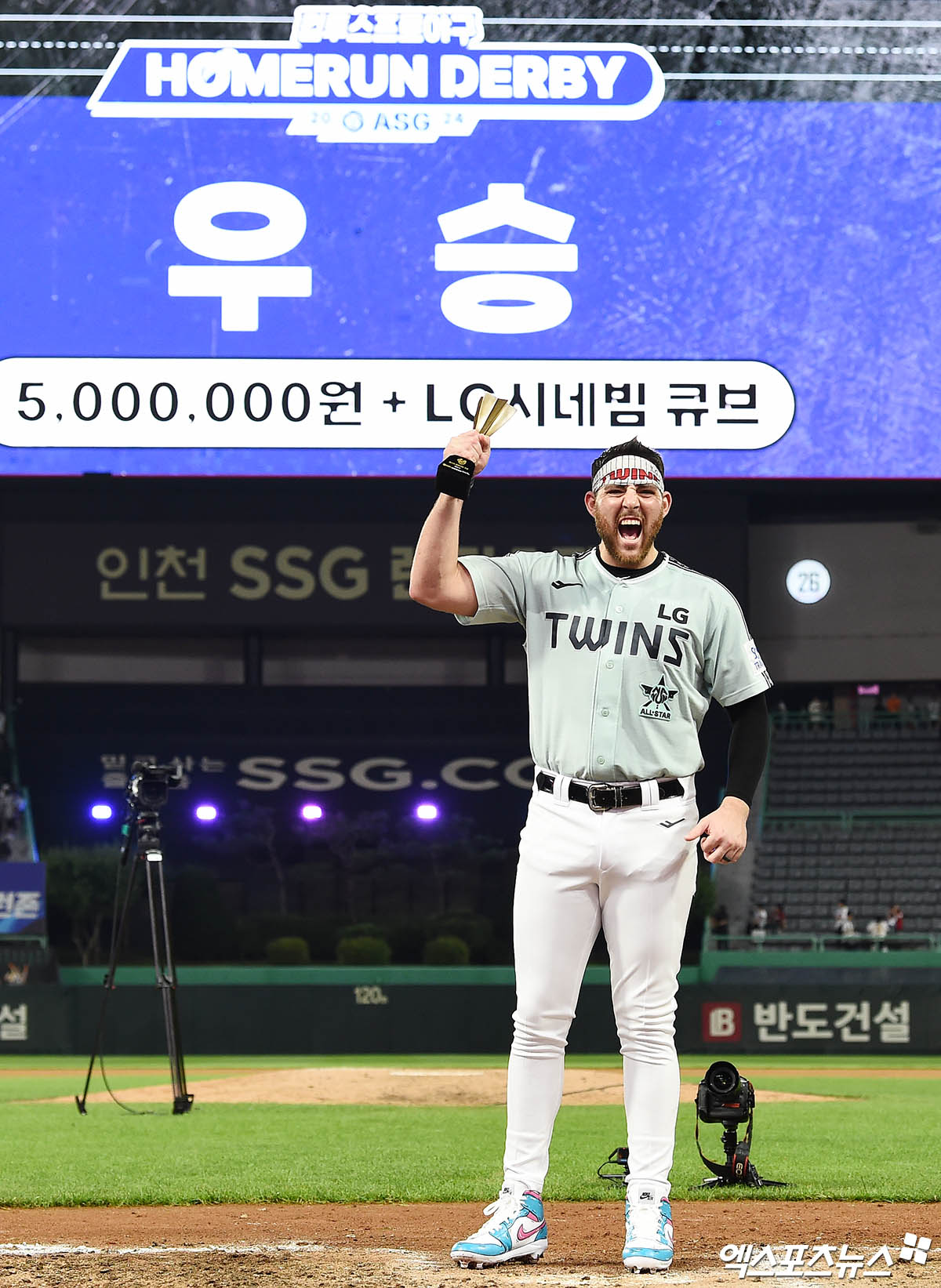 5일 오후 인천 SSG랜더스필드에서 열린 2024 신한 SOL Bank KBO 올스타 프라이데이 홈런더비에서 LG 트윈스 오스틴 딘이 최종 우승한 뒤 트로피와 함께 기념 촬영을 하고 있다. 인천, 박지영 기자