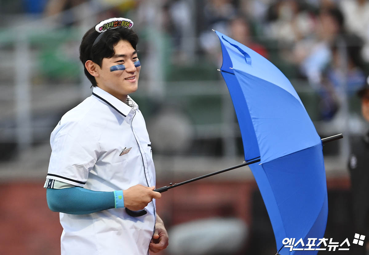 6일 오후 인천SSG랜더스필드에서 열린 '2024 신한 SOL Bank KBO 올스타전' 드림 올스타와 나눔 올스타의 경기, 1회초 나눔 김도영이 '선재업고튀어' 류선재 분장을 하고 타석에 들어서고 있다. 인천, 박지영 기자