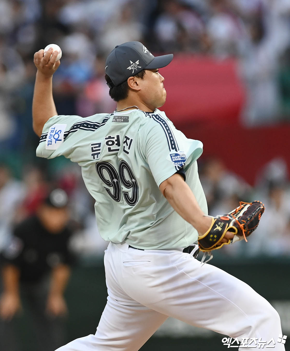 6일 오후 인천SSG랜더스필드에서 열린 '2024 신한 SOL Bank KBO 올스타전' 드림 올스타와 나눔 올스타의 경기, 1회말 나눔 류현진이 역투하고 있다. 인천, 박지영 기자