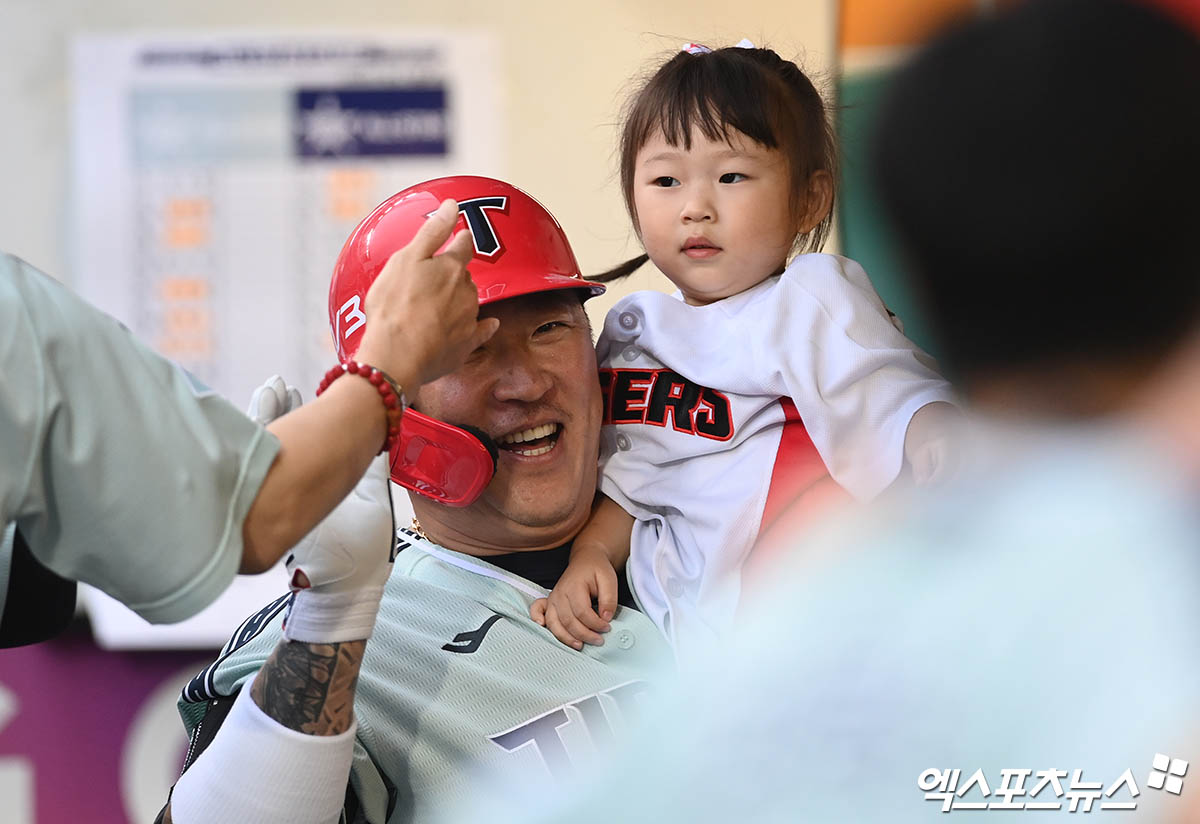 6일 오후 인천SSG랜더스필드에서 열린 '2024 신한 SOL Bank KBO 올스타전' 드림 올스타와 나눔 올스타의 경기, 2회초 나눔 선두타자 최형우가 솔로 홈런을 때려낸 뒤 더그아웃에서 하이파이브를 나누고 있다. 인천, 박지영 기자