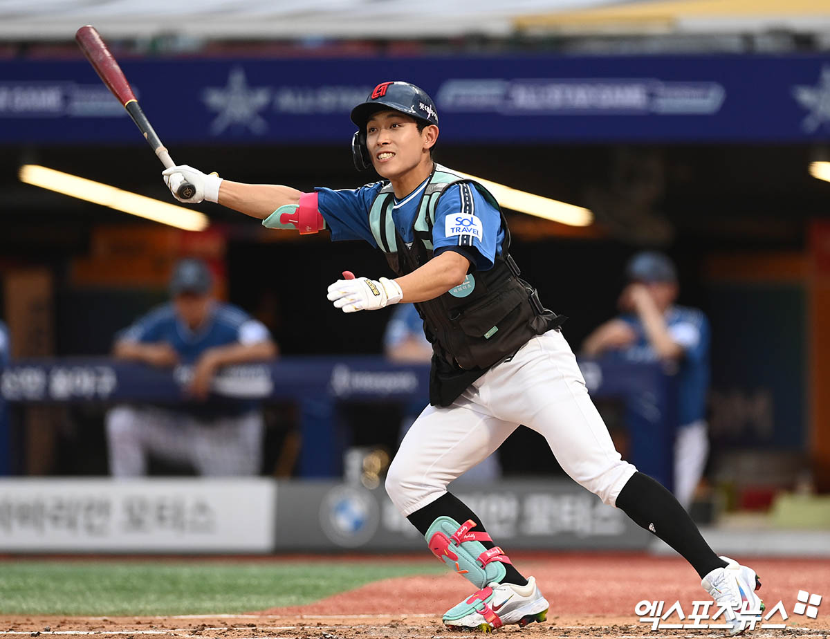 롯데 외야수 황성빈은 6일 인천 SSG랜더스필드에서 열린 '2024 신한 SOL Bank KBO 리그 올스타전'에서 드림 올스타 9번타자 좌익수로 선발 출전했다. 이날 배달원의 행동을 묘사한 퍼포먼스로 팬들의 눈길을 끌었다. 인천, 박지영 기자