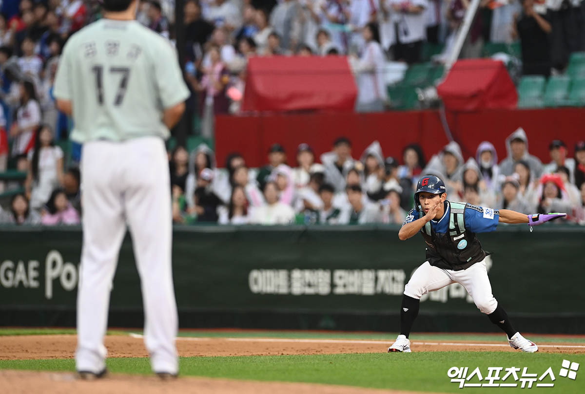 ​​롯데 외야수 황성빈은 6일 인천 SSG랜더스필드에서 열린 '2024 신한 SOL Bank KBO 리그 올스타전'에서 드림 올스타 9번타자 좌익수로 선발 출전했다. 이날 배달원의 행동을 묘사한 퍼포먼스로 팬들의 눈길을 끌었다. 인천, 박지영 기자