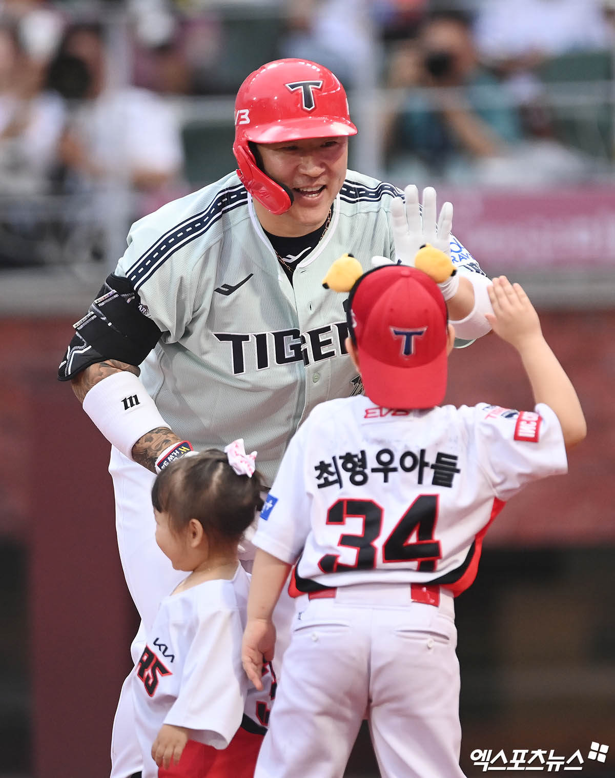 KIA 외야수 최형우는 6일 인천 SSG랜더스필드에서 열린 '2024 신한 SOL Bank KBO 리그 올스타전'에서 나눔 올스타의 6번 지명타자로 선발 출전했다. 2회초 선취점을 만드는 솔로 홈런을 쳤다. 아들, 딸과 하이파이프를 하고 있는 최형우. 인천, 박지영 기자