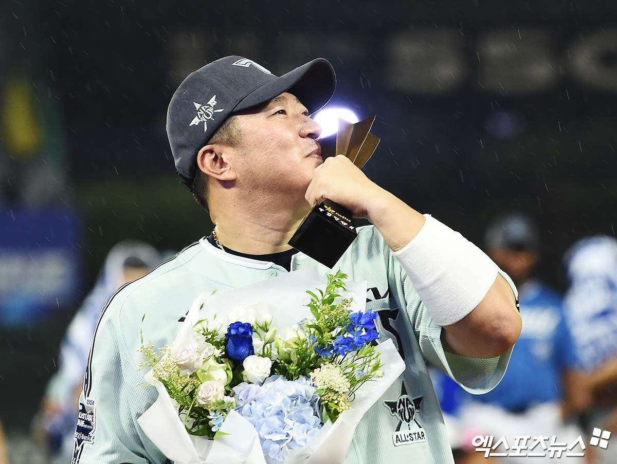  KIA 외야수 최형우는 6일 인천 SSG랜더스필드에서 열린 '2024 신한 SOL Bank KBO 리그 올스타전 프라이데이' 올스타전에서 결승포와 쐐기타를 포함해 2타점으로 나눔의 승리를 이끌며 올스타전 MVP로 뽑혔다. 인천, 박지영 기자