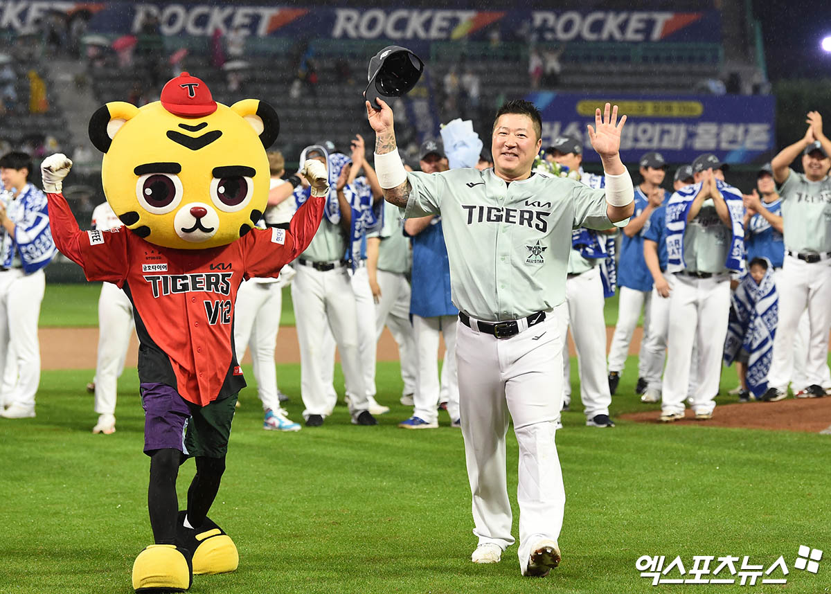 KIA 외야수 최형우는 6일 인천 SSG랜더스필드에서 열린 '2024 신한 SOL Bank KBO 리그 올스타전 프라이데이' 올스타전에서 결승포와 쐐기타를 포함해 2타점으로 나눔의 승리를 이끌며 올스타전 MVP로 뽑혔다. 인천, 박지영 기자  