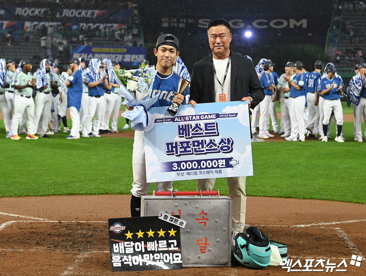 롯데 외야수 황성빈 6일 인천 SSG랜더스필드에서 열린 '2024 신한 SOL Bank KBO 리그 올스타전 프라이데이' 올스타전에서 배달원을 연상하게 하는 퍼포먼스로 베스트 퍼포먼스상을 손에 넣었다. 인천, 박지영 기자