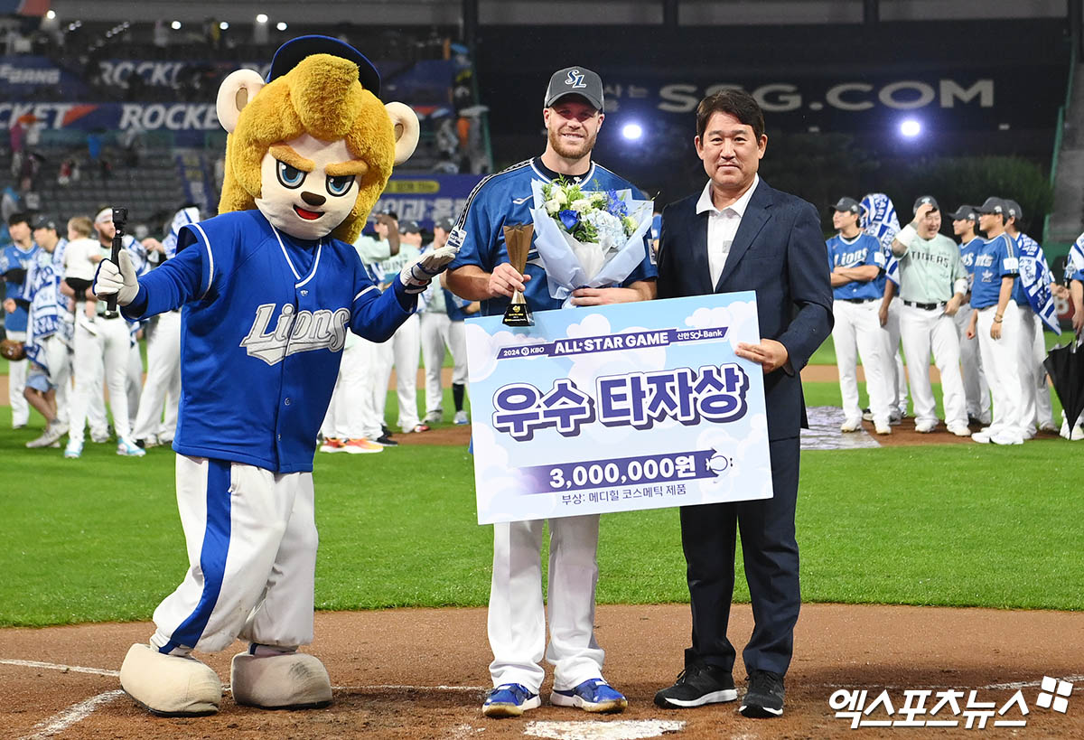 삼성 내야수 맥키넌은 6일 인천 SSG랜더스필드에서 열린 '2024 신한 SOL Bank KBO 리그 올스타전 프라이데이' 올스타전에서 홈런포를 포함해 2타점으로 뛰어난 타격으로 우수 타자상을 받았다. 인천, 박지영 기자