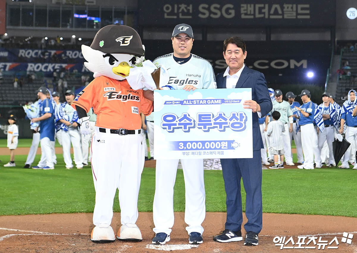 한화 투수 류현진은 6일 인천 SSG랜더스필드에서 열린 '2024 신한 SOL Bank KBO 리그 올스타전 프라이데이' 올스타전에서 1이닝 무실점 뛰어난 투구로 우수 투수상을 받았다. 인천 박지영 기자