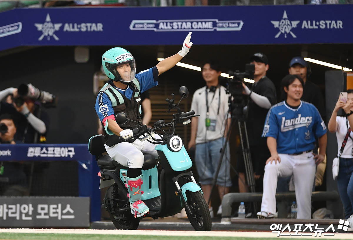 롯데 자이언츠 황성빈이 6일 인천 SSG랜더스필드에서 열린 2024 신한 SOL Bank KBO 올스타전에서 배달기사로 변신해 스쿠터를 타고 등장하고 있다. 이날 베스트 퍼포먼스상을 수상했다. 인천, 박지영 기자