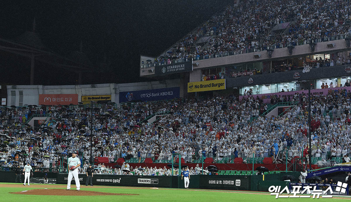 6일 오후 인천SSG랜더스필드에서 열린 '2024 신한 SOL Bank KBO 올스타전' 드림 올스타와 나눔 올스타의 경기, 나눔이 4:2의 스코어로 승리했다. 비가 쏟아지는 가운데 만원 관중이 열정적인 응원을 펼치고 있다. 인천, 박지영 기자