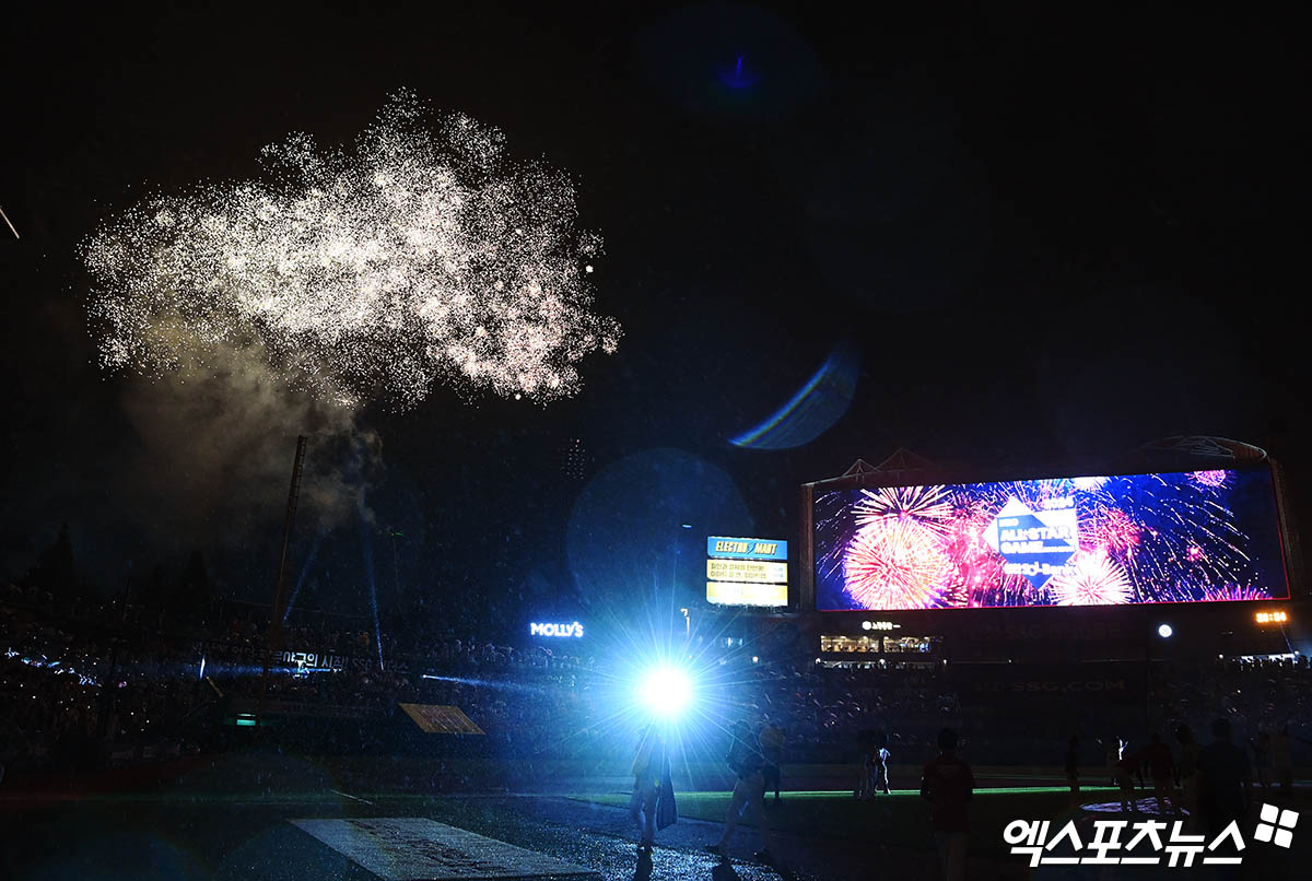 6일 오후 인천SSG랜더스필드에서 열린 '2024 신한 SOL Bank KBO 올스타전' 드림 올스타와 나눔 올스타의 경기, 나눔이 4:2의 스코어로 승리했다. 경기 종료 후 불꽃놀이가 펼쳐지고 있다. 인천, 박지영 기자