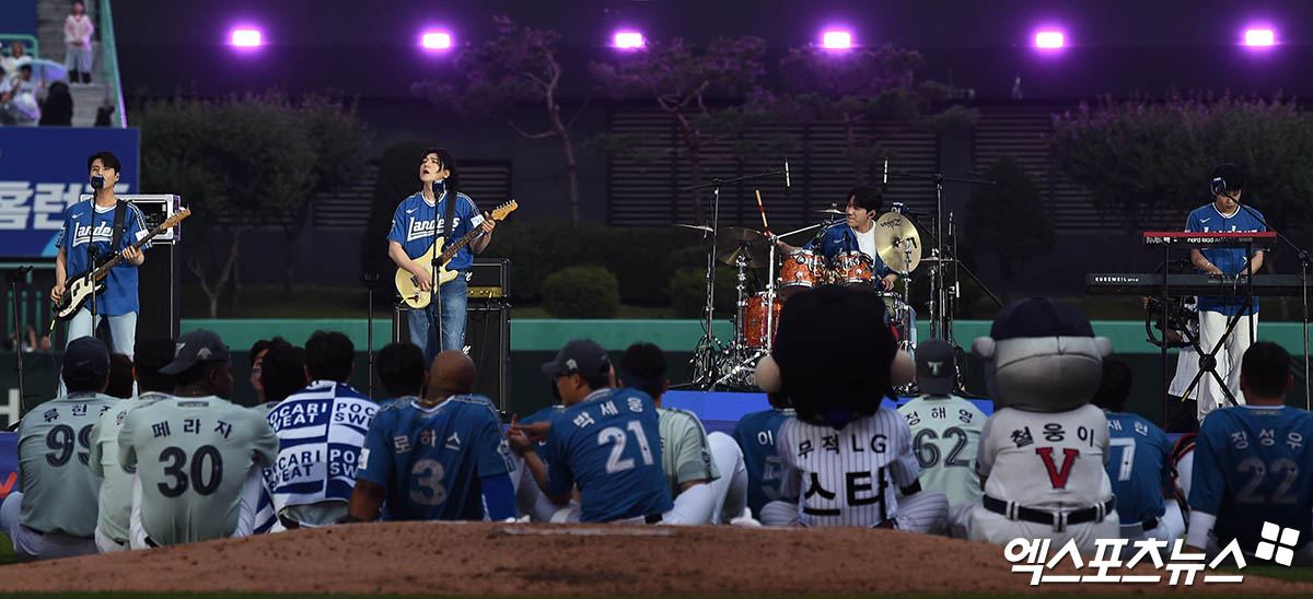 6일 오후 인천SSG랜더스필드에서 열린 '2024 신한 SOL Bank KBO 올스타전' 드림 올스타와 나눔 올스타의 경기, 밴드 데이식스가 축하 공연을 선보이고 있다. 인천, 박지영 기자