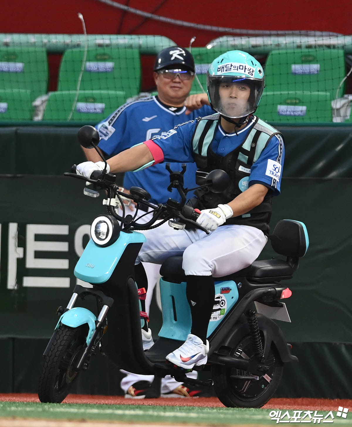 롯데 자이언츠 황성빈이 6일 인천 SSG랜더스필드에서 열린 2024 신한 SOL Bank KBO 올스타전에서 배달기사로 변신해 스쿠터를 타고 등장하고 있다. 이날 베스트 퍼포먼스상을 수상했다. 인천, 박지영 기자