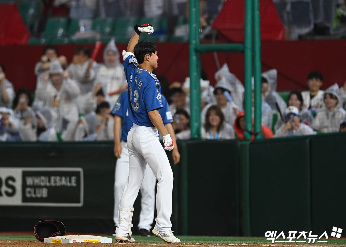 SSG 내야수 박지환은 6일 인천 SSG랜더스필드에서 열린 '2024 신한 SOL Bank KBO 리그 올스타전'에서 드림 올스타로 출전했다. 6회초 최정을 대신해 대수비로 출격한 박지환은 화려한 퍼포먼스로 팬들의 시선을 사로잡았다. 인천, 박지영 기자 