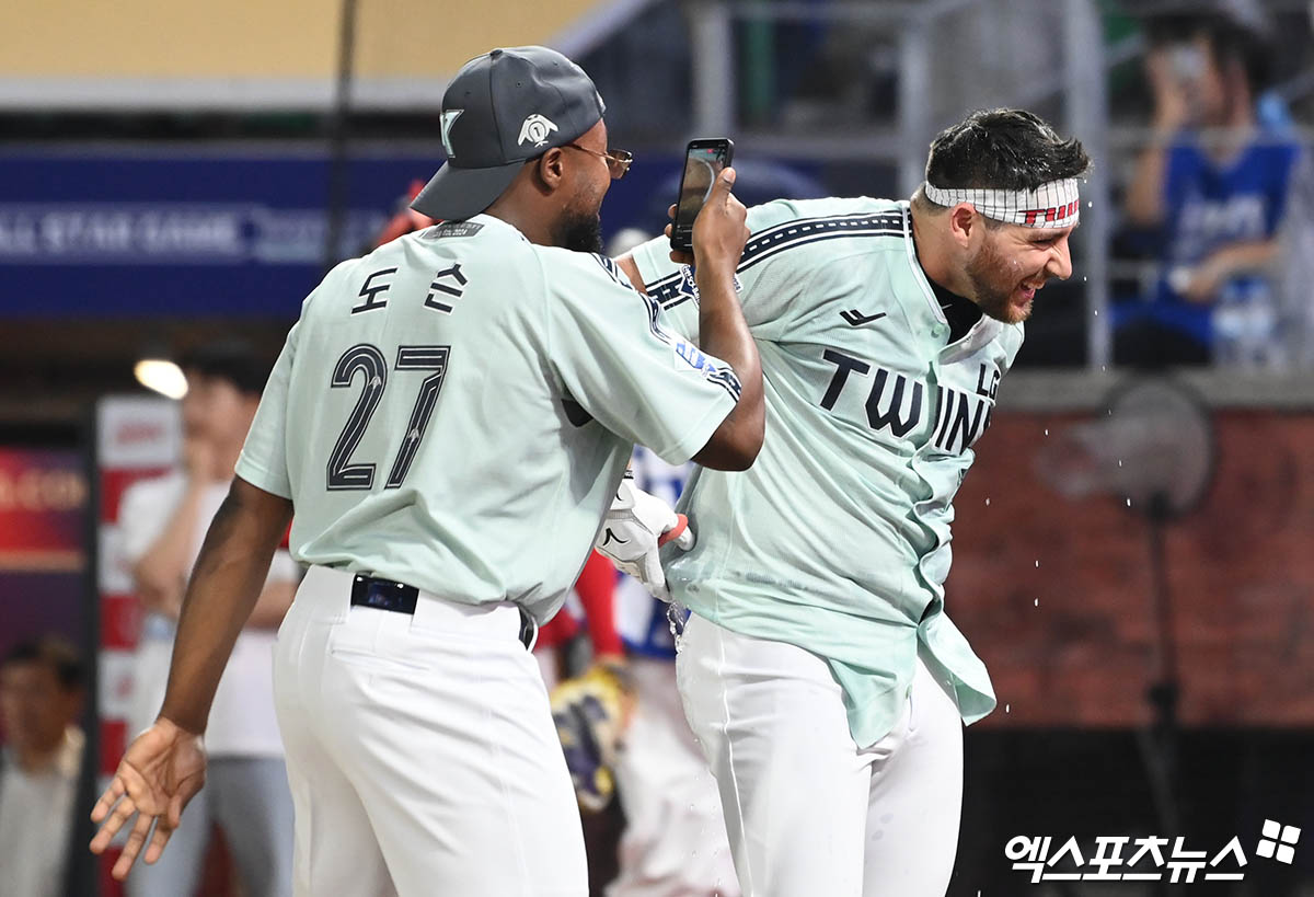 5일 오후 인천 SSG랜더스필드에서 열린 '2024 신한 SOL Bank KBO 올스타 프라이데이' 홈런더비, LG 오스틴이 한화 페라자와 서든데스 끝에 홈런왕에 등극했다. 오스틴과 도슨이 기쁨을 나누고 있다. 엑스포츠뉴스 DB