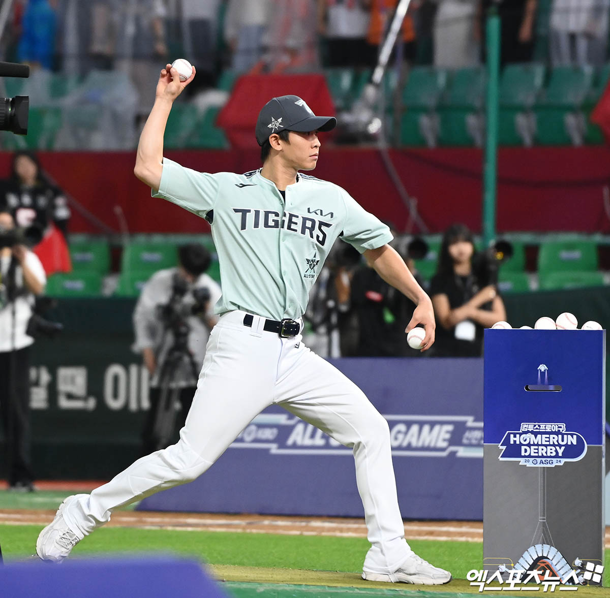 5일 오후 인천 SSG랜더스필드에서 열린 '2024 신한 SOL Bank KBO 올스타 프라이데이' 홈런더비, KIA 박찬호가 LG 박동원을 위해 배팅볼을 던져주고 있다. 엑스포츠뉴스 DB