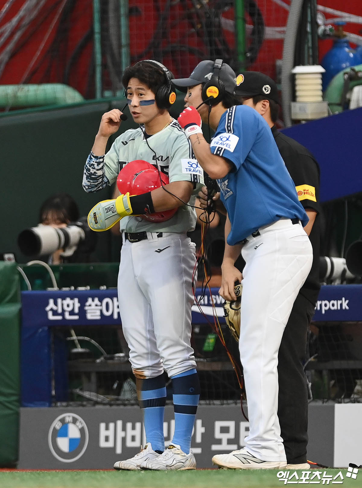 6일 오후 인천SSG랜더스필드에서 열린 '2024 신한 SOL Bank KBO 올스타전' 드림 올스타와 나눔 올스타의 경기, 4회초 2사 1루 나눔 박찬호의 2루 도루 때 박찬호와 류지혁이 비디오 판독을 하고 있다. 인천, 박지영 기자