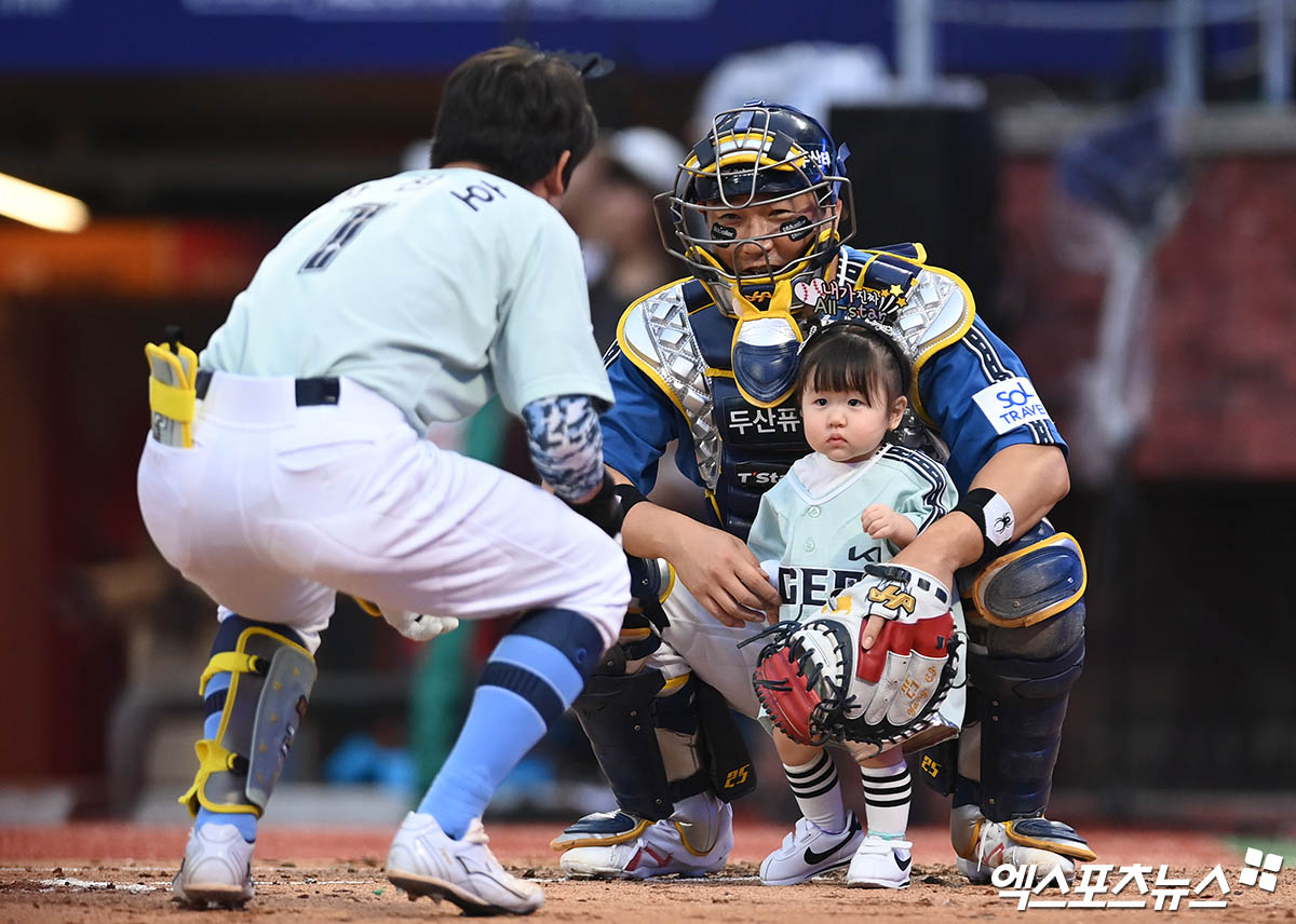 6일 오후 인천SSG랜더스필드에서 열린 '2024 신한 SOL Bank KBO 올스타전' 드림 올스타와 나눔 올스타의 경기, 나눔 박찬호가 딸과 함께 타석에 들어서고 있다. 인천, 박지영 기자