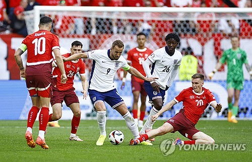 잉글랜드가 축구 종가의 자존심을 지켰다. 8강에서 만난 다크호스 스위스를 승부차기 끝에 제압하면서 4강 진출에 성공, 지난 대회에 이어 두 대회 연속 준결승에 올랐다. 직전 대회에서 이탈리아에 패배해 준우승에 그쳤던 잉글랜드는 다시 한번 유럽 챔피언 자리를 바라볼 수 있게 됐다. 사진 연합뉴스