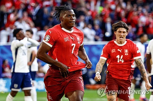 영국 매체 더선에 따르면 잉글랜드 축구대표팀이 승부차기에서 스위스를 이길 수 있었던 비결엔 조던 픽포드 골키퍼의 컨닝 페이퍼였다. 잉글랜드는 7일 스위스와의 UEFA 유로 2024 8강전에서 승부차기 끝에 5 대 3으로 승리하며 4강 진출에 성공했다. 경기가 1 대 1 무승부로 끝나 양 팀은 승부차기에 돌입했는데 픽포드 골키퍼가 스위스 1번 키커 마누엘 아칸지의 슈팅을 막아내면서 잉글랜드를 4강으로 이끌었다. 이때 픽포드의 물병에 스위스 선수들의 슈팅 방향을 적어 놓은 종이가 붙여진 것으로 알려져 화제가 됐다. 연합뉴스