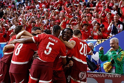 잉글랜드가 축구 종가의 자존심을 지켰다. 8강에서 만난 다크호스 스위스를 승부차기 끝에 제압하면서 4강 진출에 성공, 지난 대회에 이어 두 대회 연속 준결승에 올랐다. 직전 대회에서 이탈리아에 패배해 준우승에 그쳤던 잉글랜드는 다시 한번 유럽 챔피언 자리를 바라볼 수 있게 됐다. 사진 연합뉴스