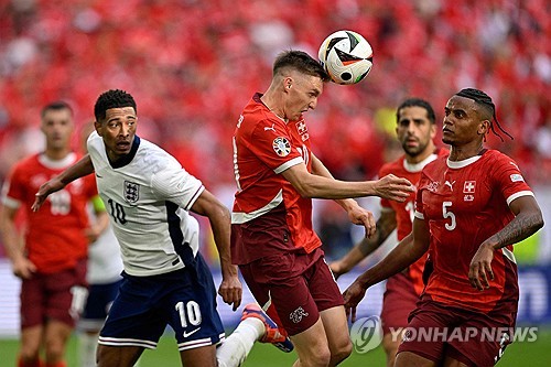 잉글랜드가 축구 종가의 자존심을 지켰다. 8강에서 만난 다크호스 스위스를 승부차기 끝에 제압하면서 4강 진출에 성공, 지난 대회에 이어 두 대회 연속 준결승에 올랐다. 직전 대회에서 이탈리아에 패배해 준우승에 그쳤던 잉글랜드는 다시 한번 유럽 챔피언 자리를 바라볼 수 있게 됐다. 사진 연합뉴스