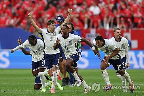 잉글랜드가 축구 종가의 자존심을 지켰다. 8강에서 만난 다크호스 스위스를 승부차기 끝에 제압하면서 4강 진출에 성공, 지난 대회에 이어 두 대회 연속 준결승에 올랐다. 직전 대회에서 이탈리아에 패배해 준우승에 그쳤던 잉글랜드는 다시 한번 유럽 챔피언 자리를 바라볼 수 있게 됐다. 사진 연합뉴스