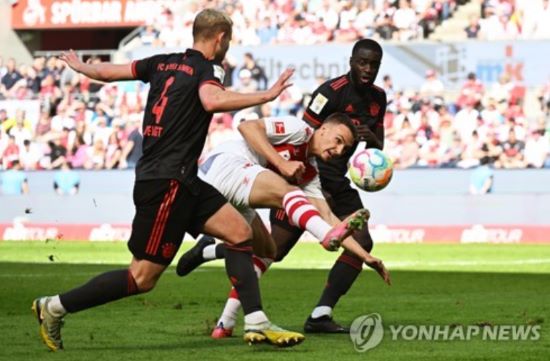 김민재와 바이에른 뮌헨에서 센터백 경쟁으로 하고 있는 네덜란드 수비수 마테이스 더 리흐트가 맨유로 이적할 전망이다. 이적료 협상이 이뤄지는 가운데 더 리흐트가 맨유 이적만 고집하고 있다. 연합뉴스