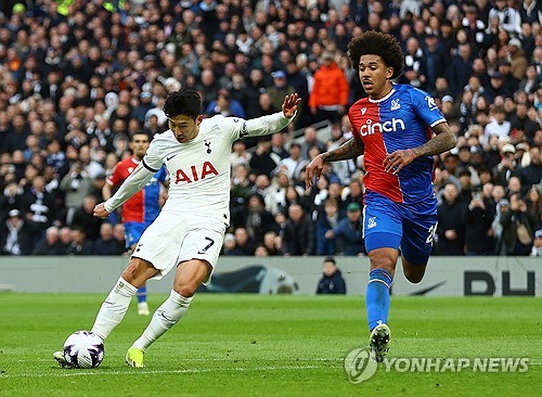 손흥민은 7일 오전 인천국제공항 제2여객터미널을 통해 영국 런던으로 출국했다. 영국에서 프리시즌 2경기를 치른 뒤, 한국으로 들어와 오는 31일 팀K리그, 8월 3일 바이에른 뮌헨과 경기를 치를 예정이다. 연합뉴스