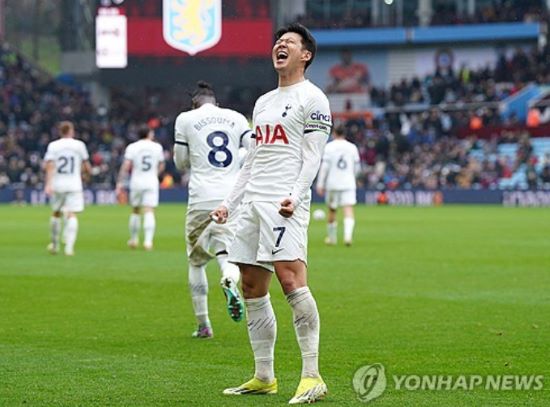 손흥민은 7일 오전 인천국제공항 제2여객터미널을 통해 영국 런던으로 출국했다. 영국에서 프리시즌 2경기를 치른 뒤, 한국으로 들어와 오는 31일 팀K리그, 8월 3일 바이에른 뮌헨과 경기를 치를 예정이다. 연합뉴스