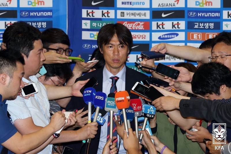 홍명보 울산HD 현 감독이 공석 중인 대한민국 축구 국가대표팀 감독에 취임하게 됐다. 대한축구협회는 8일 이임생 기술이사가 브리핑을 열어 홍 감독 선임 관련 설명을 할 예정이다. 대한축구협회