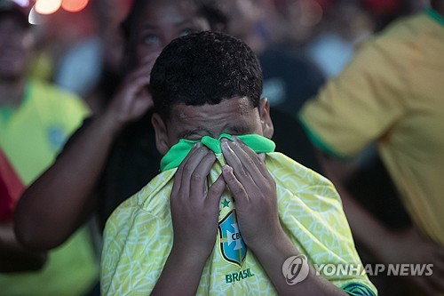 브라질은 7일 미국 라스베이거스에서 위치한 엘리전트 스타디움에서 열린 우루과이와의 2024 CONMEBOL 코파 아메리카 8강에서 승부차기 끝에 패했다. 토너먼트 첫 경기부터 남미 강호 우루과이를 만난 브라질은 선수 1명이 퇴장을 당해 수적 열세에 처한 우루과이를 상대로 골을 넣지 못하면서 0 대 0으로 경기를 마쳤다. 결국 경기는 승부차기로 넘어갔는데 승부차기에서 브라질이 2명이 실축해 2 대 4로 패하면서 준결승행 티켓을 우루과이에 넘겨줬다. 연합뉴스