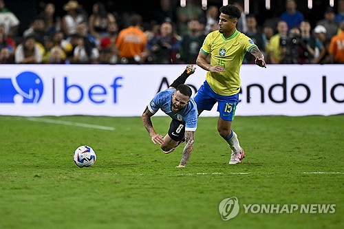 브라질은 7일 미국 라스베이거스에서 위치한 엘리전트 스타디움에서 열린 우루과이와의 2024 CONMEBOL 코파 아메리카 8강에서 승부차기 끝에 패했다. 토너먼트 첫 경기부터 남미 강호 우루과이를 만난 브라질은 선수 1명이 퇴장을 당해 수적 열세에 처한 우루과이를 상대로 골을 넣지 못하면서 0 대 0으로 경기를 마쳤다. 결국 경기는 승부차기로 넘어갔는데 승부차기에서 브라질이 2명이 실축해 2 대 4로 패하면서 준결승행 티켓을 우루과이에 넘겨줬다. 연합뉴스