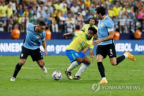 브라질은 7일 미국 라스베이거스에서 위치한 엘리전트 스타디움에서 열린 우루과이와의 2024 CONMEBOL 코파 아메리카 8강에서 승부차기 끝에 패했다. 토너먼트 첫 경기부터 남미 강호 우루과이를 만난 브라질은 선수 1명이 퇴장을 당해 수적 열세에 처한 우루과이를 상대로 골을 넣지 못하면서 0 대 0으로 경기를 마쳤다. 결국 경기는 승부차기로 넘어갔는데 승부차기에서 브라질이 2명이 실축해 2 대 4로 패하면서 준결승행 티켓을 우루과이에 넘겨줬다. 연합뉴스