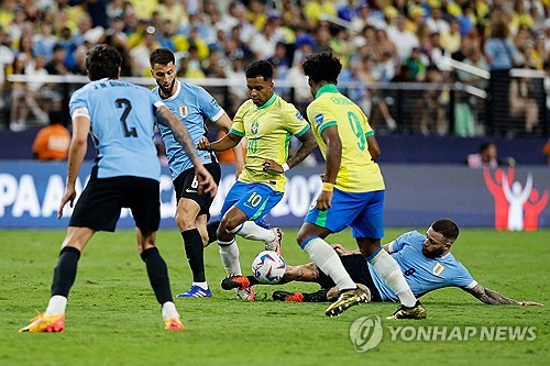 브라질은 7일 미국 라스베이거스에서 위치한 엘리전트 스타디움에서 열린 우루과이와의 2024 CONMEBOL 코파 아메리카 8강에서 승부차기 끝에 패했다. 토너먼트 첫 경기부터 남미 강호 우루과이를 만난 브라질은 선수 1명이 퇴장을 당해 수적 열세에 처한 우루과이를 상대로 골을 넣지 못하면서 0 대 0으로 경기를 마쳤다. 결국 경기는 승부차기로 넘어갔는데 승부차기에서 브라질이 2명이 실축해 2 대 4로 패하면서 준결승행 티켓을 우루과이에 넘겨줬다. 연합뉴스