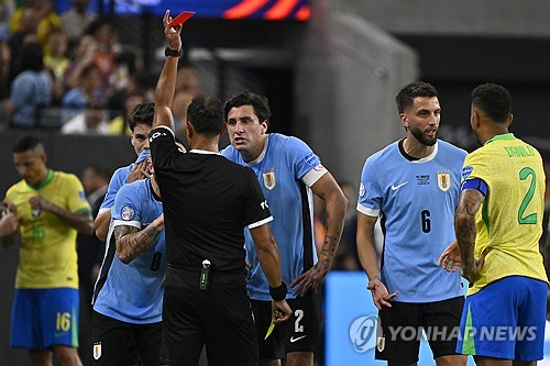 브라질은 7일 미국 라스베이거스에서 위치한 엘리전트 스타디움에서 열린 우루과이와의 2024 CONMEBOL 코파 아메리카 8강에서 승부차기 끝에 패했다. 토너먼트 첫 경기부터 남미 강호 우루과이를 만난 브라질은 선수 1명이 퇴장을 당해 수적 열세에 처한 우루과이를 상대로 골을 넣지 못하면서 0 대 0으로 경기를 마쳤다. 결국 경기는 승부차기로 넘어갔는데 승부차기에서 브라질이 2명이 실축해 2 대 4로 패하면서 준결승행 티켓을 우루과이에 넘겨줬다. 연합뉴스