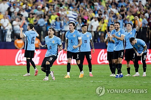 브라질은 7일 미국 라스베이거스에서 위치한 엘리전트 스타디움에서 열린 우루과이와의 2024 CONMEBOL 코파 아메리카 8강에서 승부차기 끝에 패했다. 토너먼트 첫 경기부터 남미 강호 우루과이를 만난 브라질은 선수 1명이 퇴장을 당해 수적 열세에 처한 우루과이를 상대로 골을 넣지 못하면서 0 대 0으로 경기를 마쳤다. 결국 경기는 승부차기로 넘어갔는데 승부차기에서 브라질이 2명이 실축해 2 대 4로 패하면서 준결승행 티켓을 우루과이에 넘겨줬다. 연합뉴스