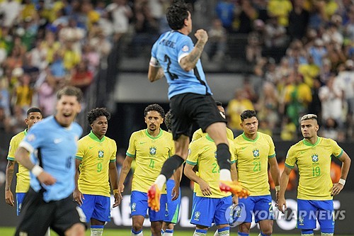 브라질은 7일 미국 라스베이거스에서 위치한 엘리전트 스타디움에서 열린 우루과이와의 2024 CONMEBOL 코파 아메리카 8강에서 승부차기 끝에 패했다. 토너먼트 첫 경기부터 남미 강호 우루과이를 만난 브라질은 선수 1명이 퇴장을 당해 수적 열세에 처한 우루과이를 상대로 골을 넣지 못하면서 0 대 0으로 경기를 마쳤다. 결국 경기는 승부차기로 넘어갔는데 승부차기에서 브라질이 2명이 실축해 2 대 4로 패하면서 준결승행 티켓을 우루과이에 넘겨줬다. 연합뉴스